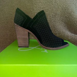 Vince Camuto size 9 black booties